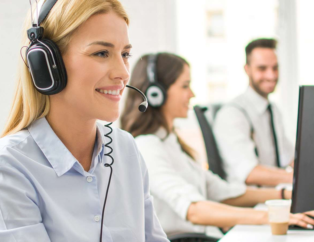 Uśmiechnięta kobieta pracująca w call center.
